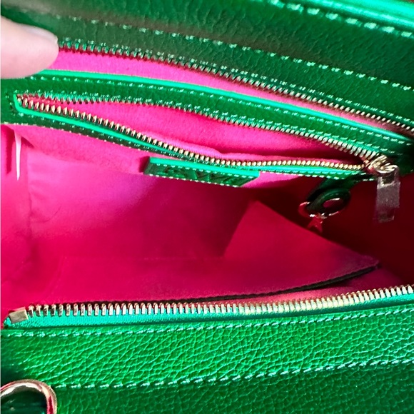 F&W leather NWT vibrant green croc-embossed bag with Pink Interior Strap also - Picture 6 of 9